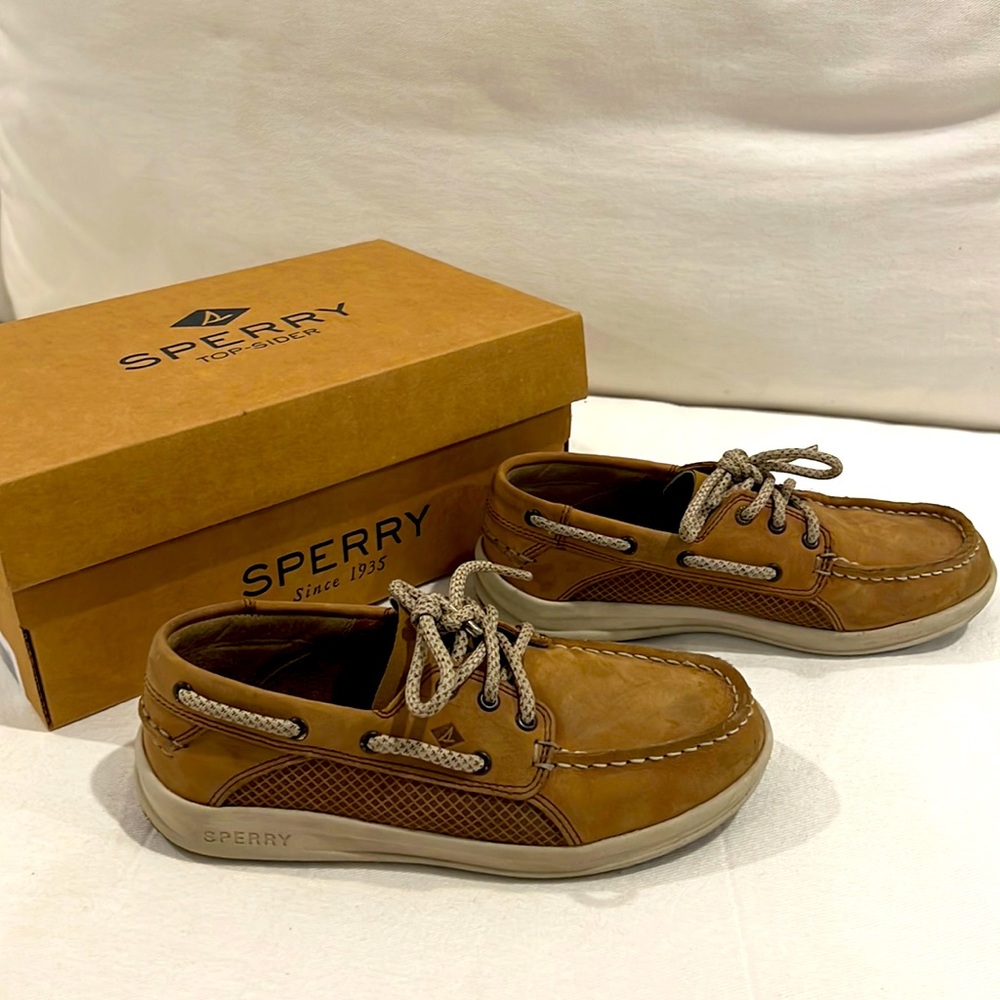 Sperry Gamefish dark tan size 2W preloved, like new! Comes with original box
